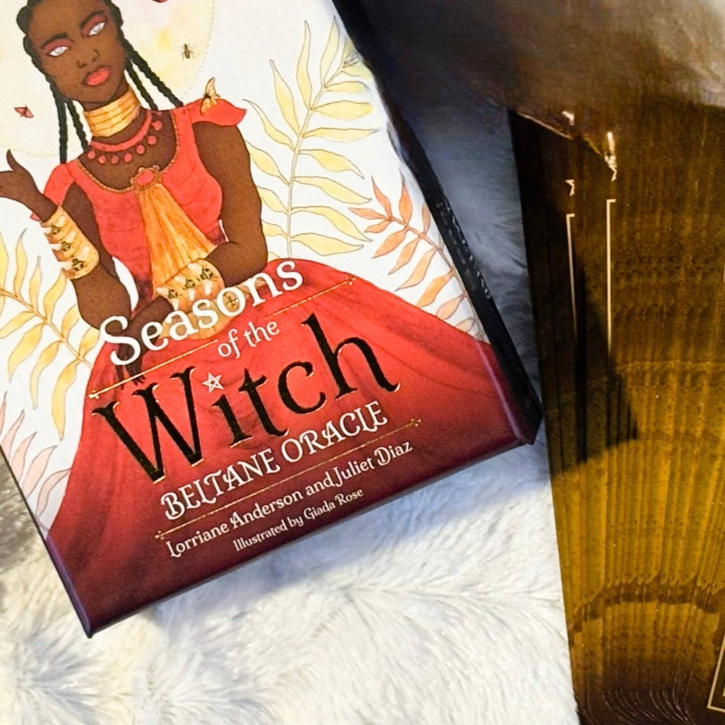 Seasons of the Witch: Samhain Oracle: Aprovecha el poder intuitivo de la noche más mágica del año (44 tarjetas a todo color y guía de 180 páginas)