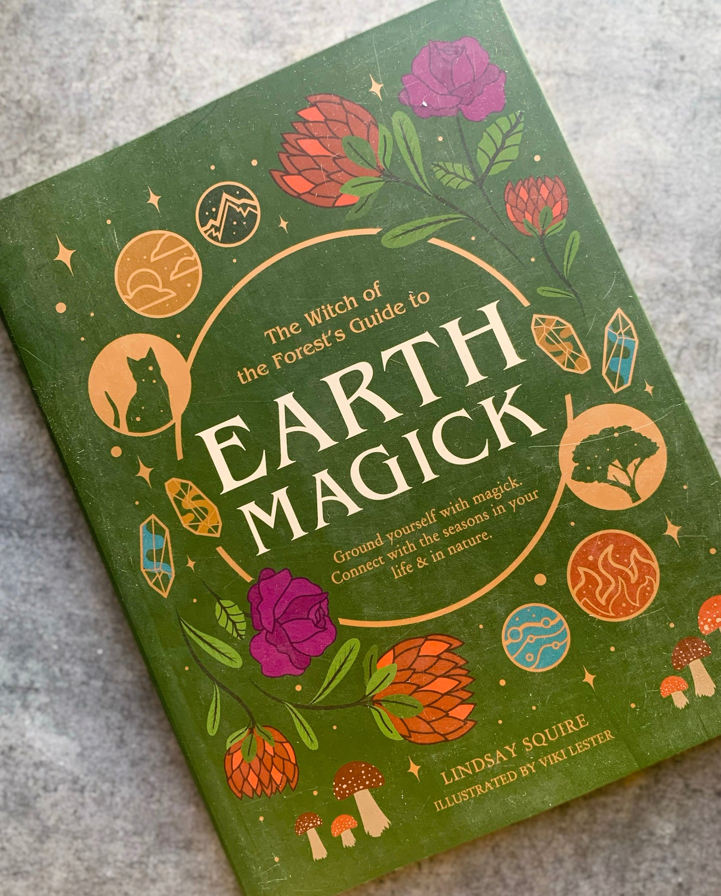 Earth Magick : Enracinez-vous avec la magie, connectez-vous avec les saisons de votre vie et de la nature (Guide de la sorcière de la forêt)