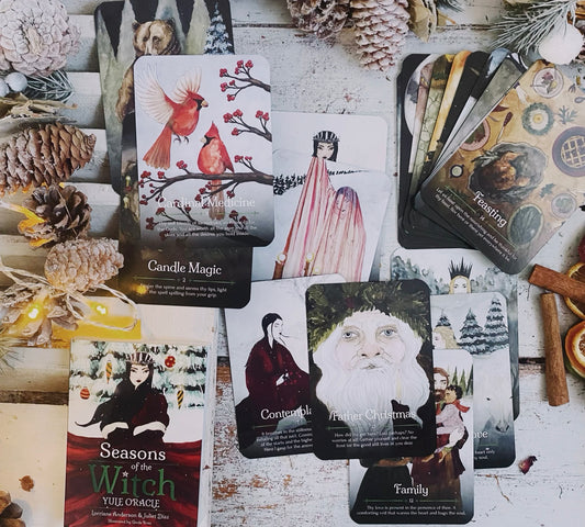 Seasons of the Witch: Yule Oracle: (44 gilded cards and 144-page book)