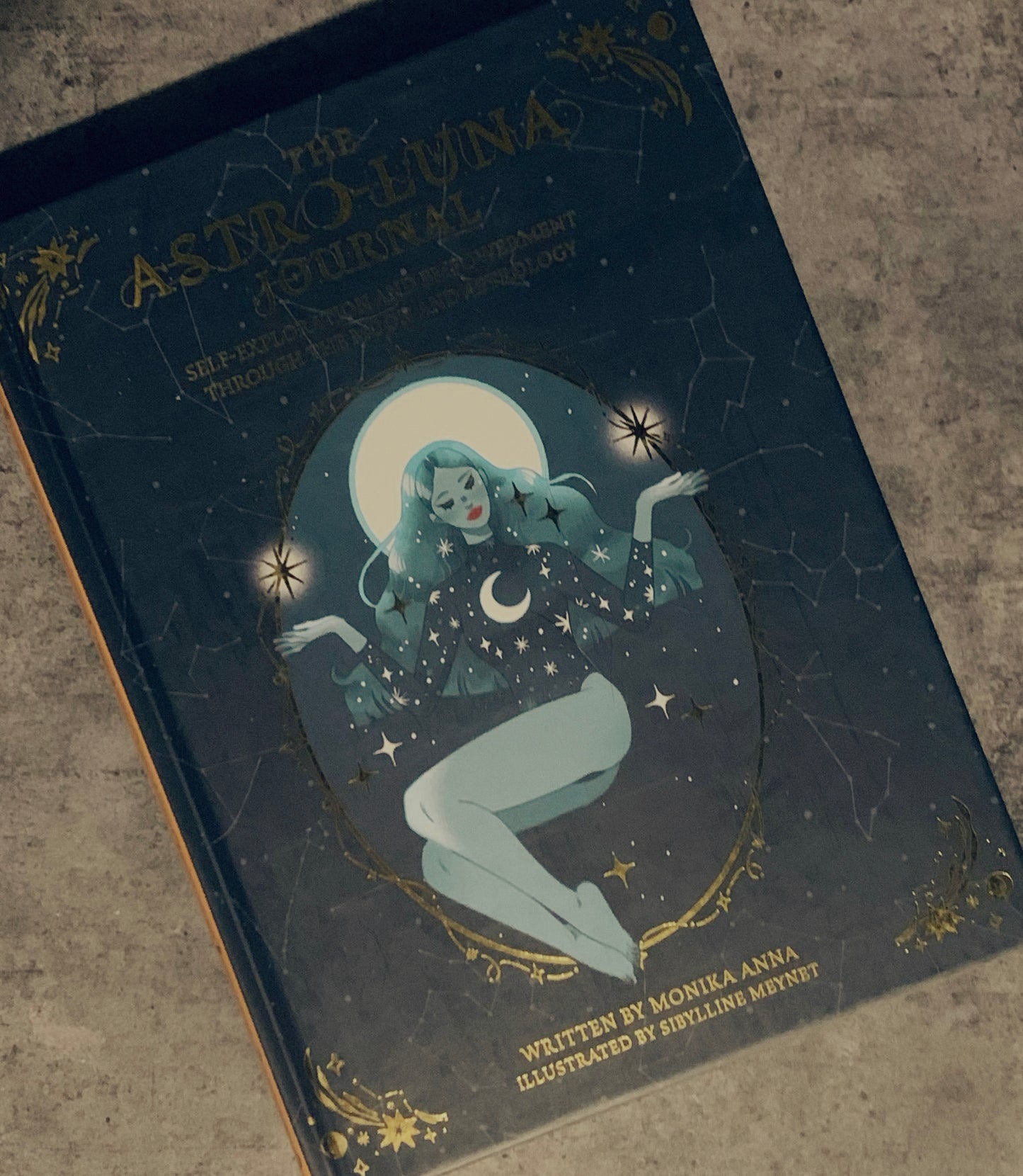 The Astro-Luna Journal: Autoexploración y empoderamiento a través de la Luna y la astrología