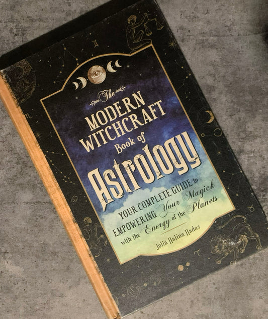 El libro de astrología sobre brujería moderna: su guía completa para potenciar su magia con la energía de los planetas (Brujería moderna)